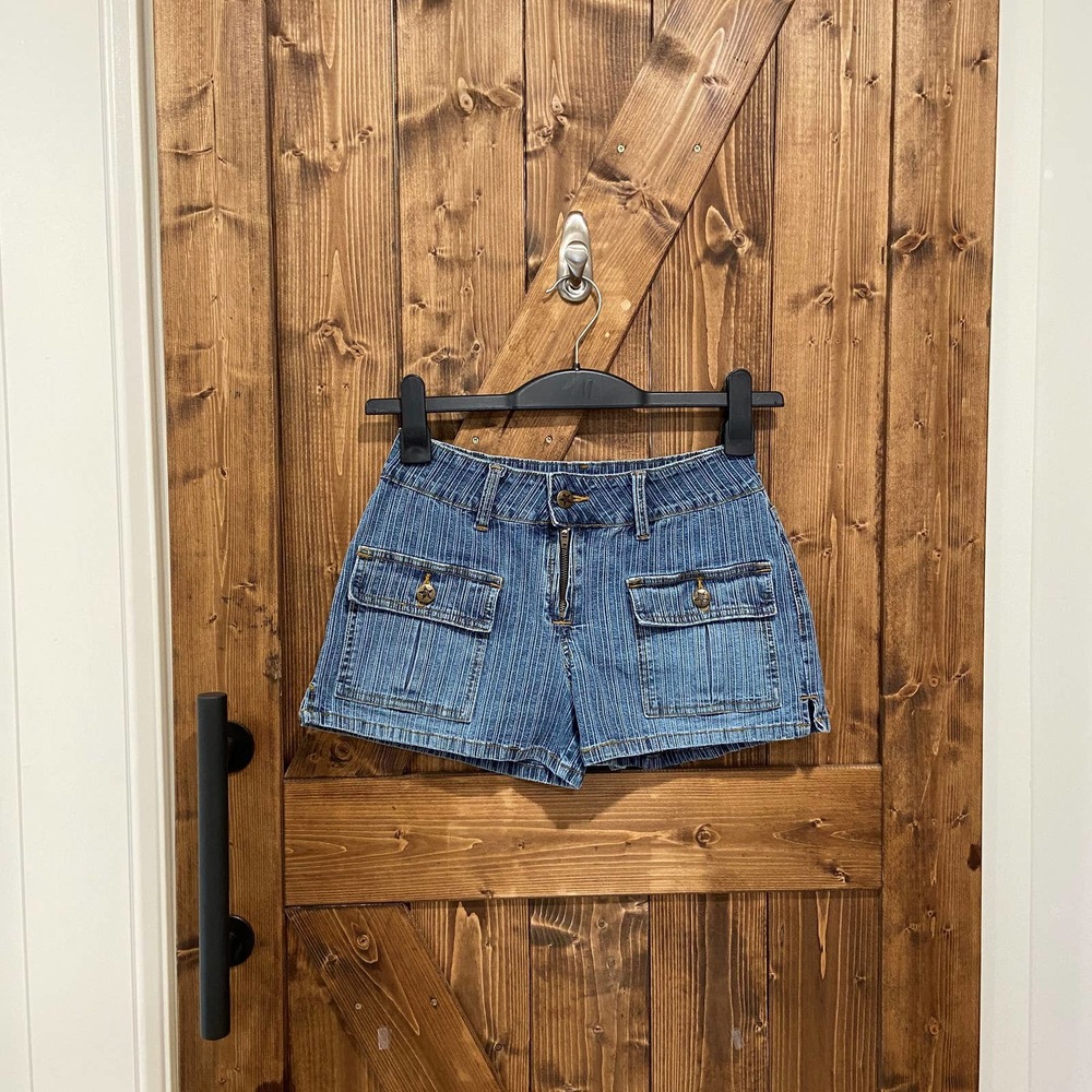 Bubblegum Dark Wash Denim Shorts Size 9/10